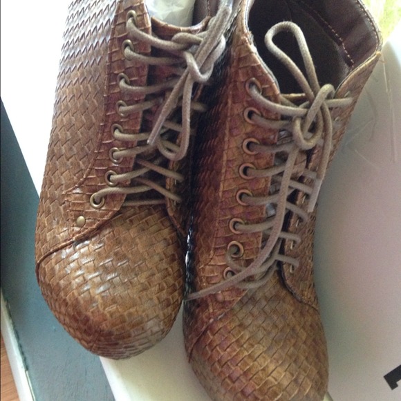 NEW✨Chunky Heel Ankle Boots w/Basket Weave Texture - Picture 3 of 4