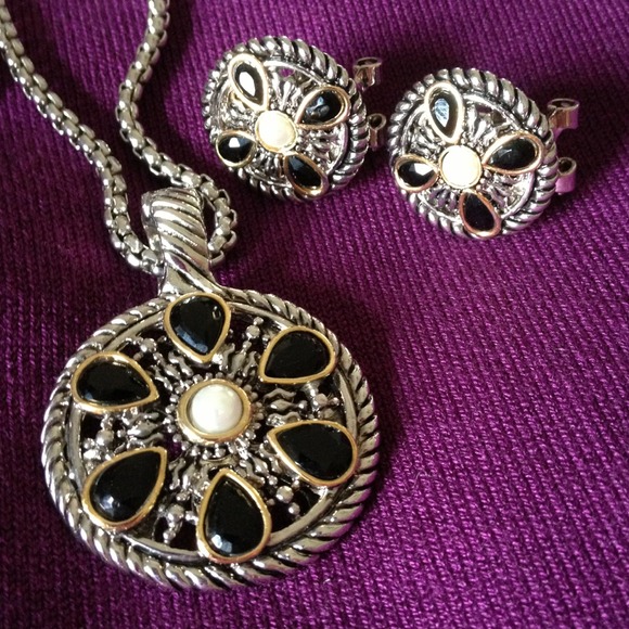 💥Price reduced 💥 Necklace & earrings set - Picture 2 of 3