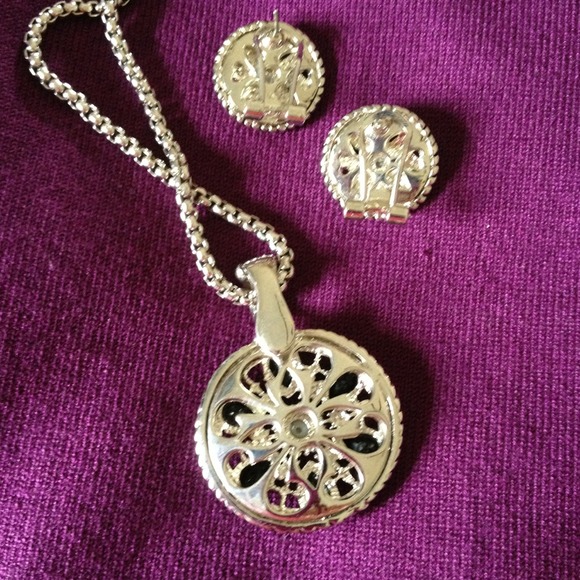 💥Price reduced 💥 Necklace & earrings set - Picture 3 of 3