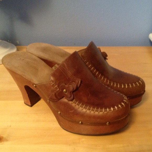 Shoes - Adorable brown clogs with 4 inch heels.