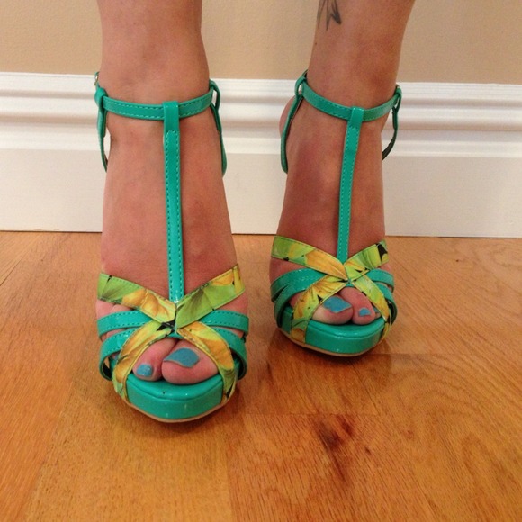 Liliana Shoes Green High Heels Brand New size 8