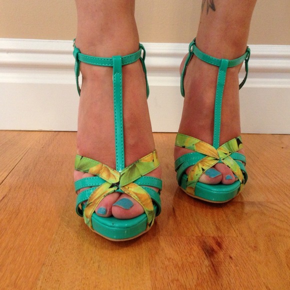 Liliana Brand New Shoes Green High Heels size 8