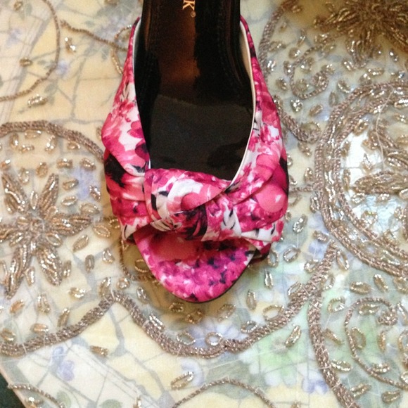 White House/Black Market sandals - Picture 2 of 4