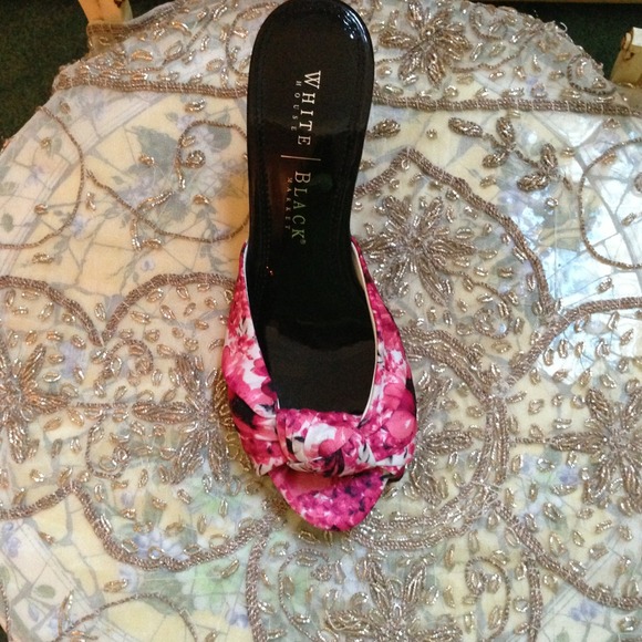 White House/Black Market sandals - Picture 3 of 4