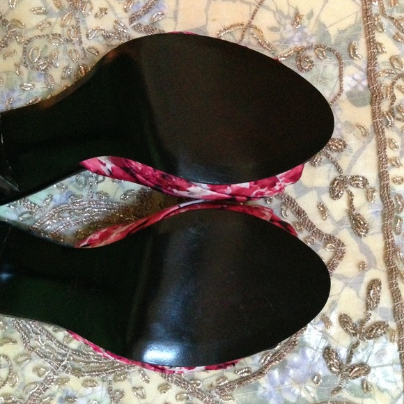 White House/Black Market sandals - Picture 4 of 4