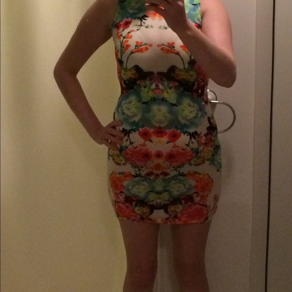 🚫SOLD IN BUNDLE🚫 H&M new floral dress. - Picture 3 of 4