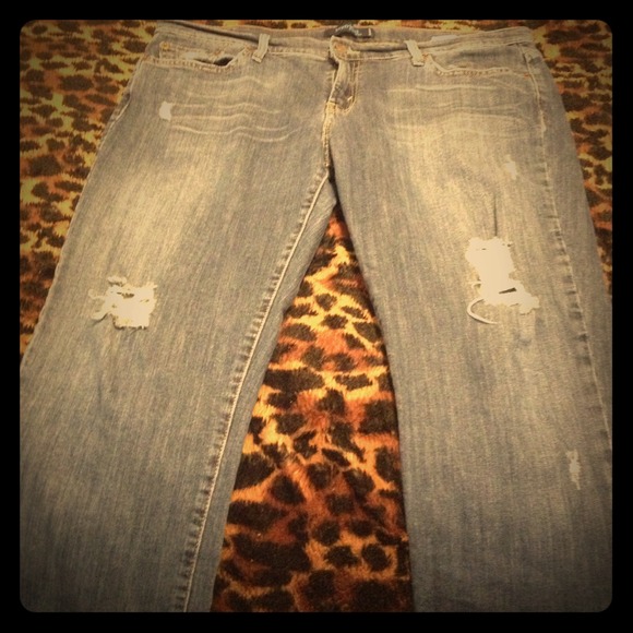 💙Levi's destroyed boyfriend cut 513 jeans.💙