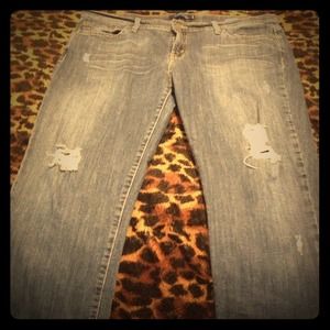 💙Levi's destroyed boyfriend cut 513 jeans.💙