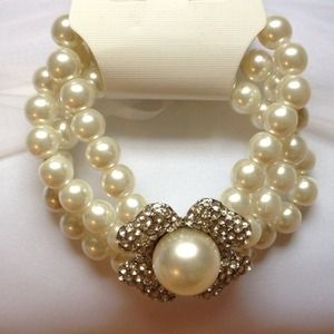 Faux Pearl Bracelet With Rhinestone Flower