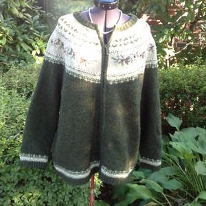 🍃Beautiful winter sweater,  creamy zip up fleece