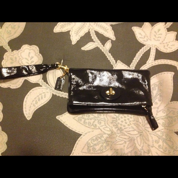 💥Sold on Ebay💥 Coach Patent Leather Wristlet