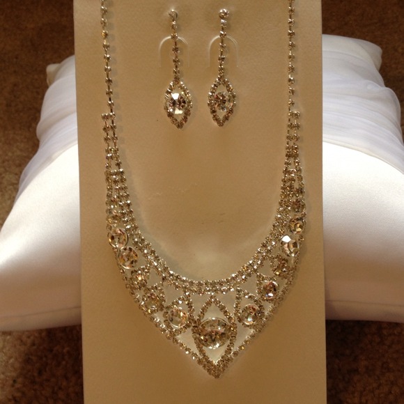 Brand New Chunky V-Drop Clear Rhinestone Set!