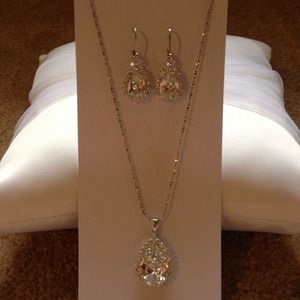 Brand New Sophisticated Tear Drop Jewelry Set!