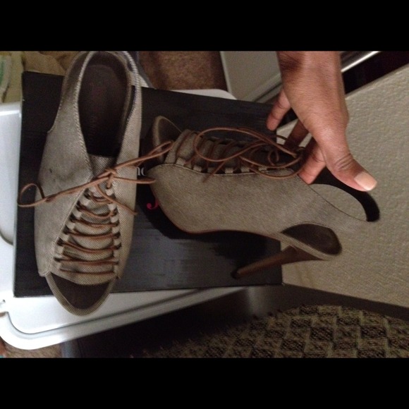 π«π« soldπ«π« Khaki lace up heels - Picture 2 of 4