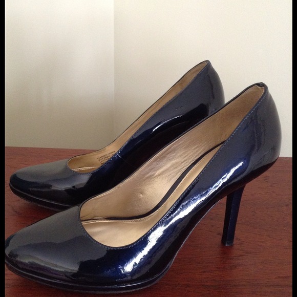 ❌SOLD❌Navy blue patent leather pumps - Picture 2 of 3