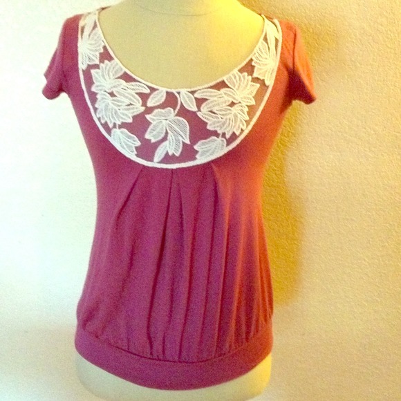 top with embroidered scoop neck! - Picture 1 of 4
