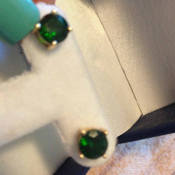 Diopside and gold stud earrings💎💎💎💎