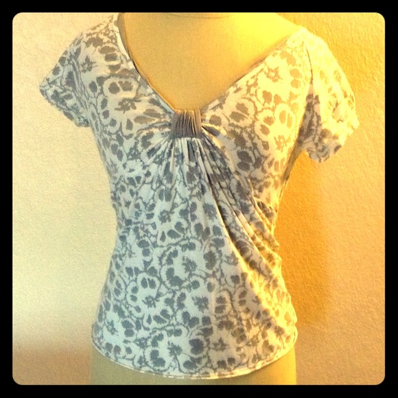cute AE vneck tee!