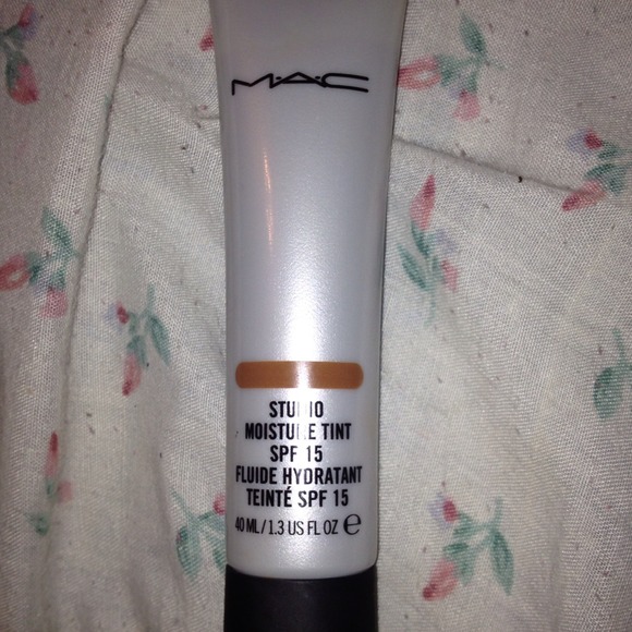 MAC studio moisture tint 🚨🚨🚨SOLD🚨🚨🚨
