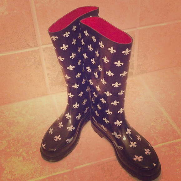 RAIN BOOTS NEVER WORN OUTSIDE