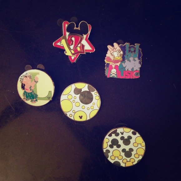 Lot of 5 Disney trading pins!