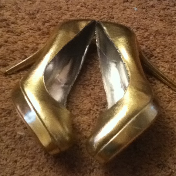 Gold heels - Picture 2 of 3