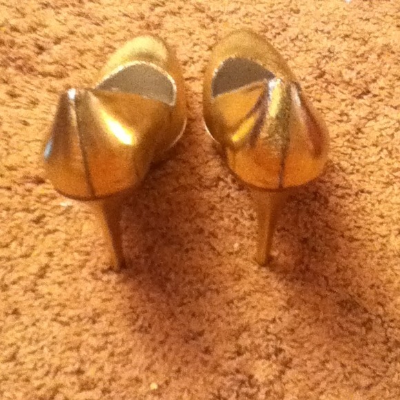 Gold heels - Picture 3 of 3