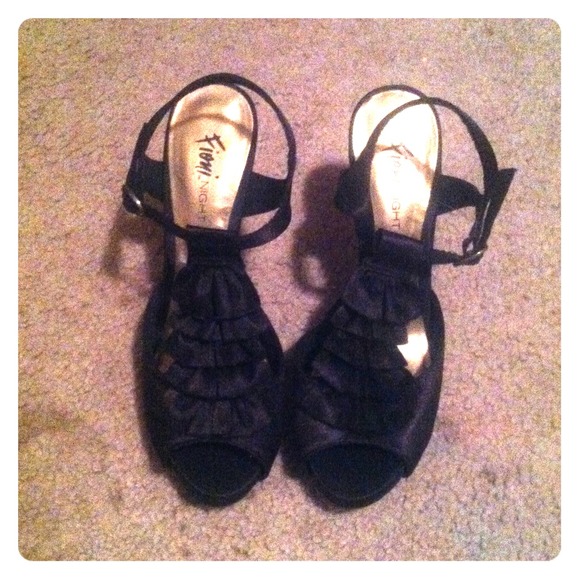 Black shinny high heels