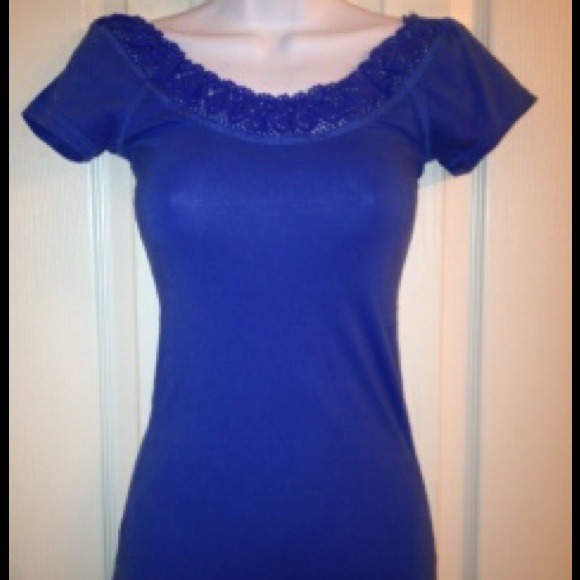 🎉SOLD IN BUNDLE🎉Blue crochet trim tee