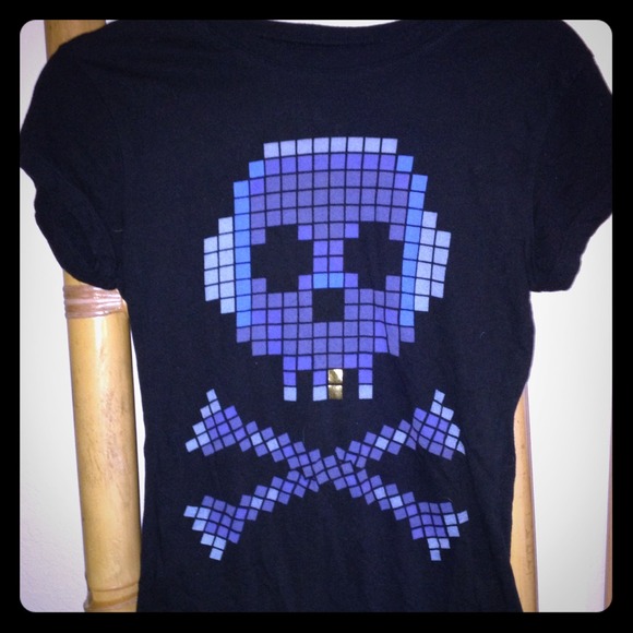 Skull shirt w Gold foil tooth