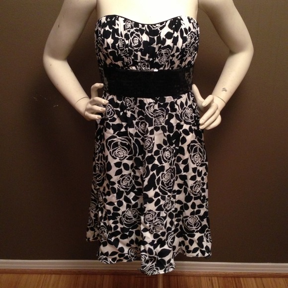 Strapless black & white cocktail dress! Size 6!