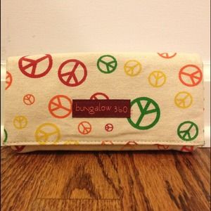 Canvas wallet with peace sings