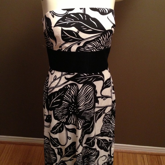 **SOLD** Strapless black & white gown **Size 8**