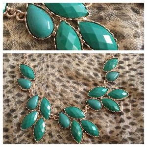 Beautiful statement necklace!