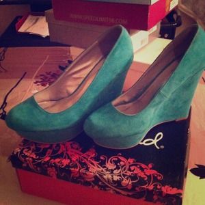 Wedge Suede heels color sea green Size 9