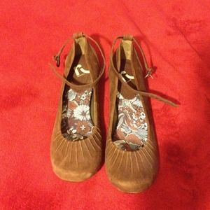 Brown Report Flats..