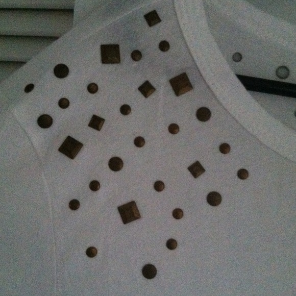 S O L D💥 White T-shirt W vintage embellishments - Picture 2 of 2