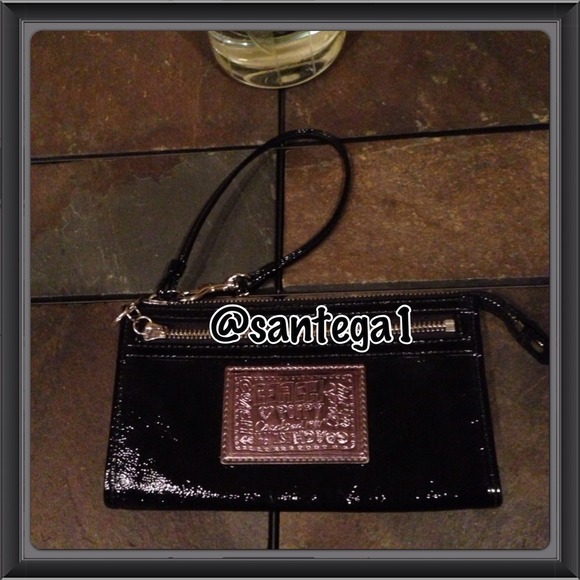 💥SOLD💥Coach Poppy Black Liquid Leather Wristlet