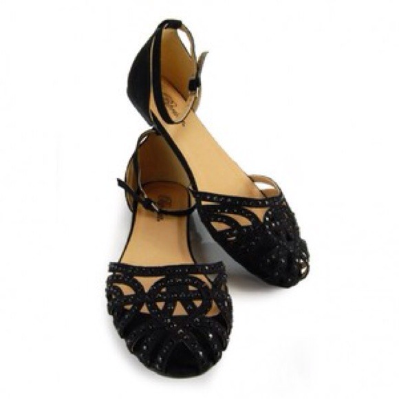 Shoes - 🎉HOST PICK 10/12🎉Cut Out Rhinestone Sandal