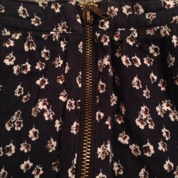 ✨SOLD✨Adorable floral miniskirt with exposed zip - Picture 2 of 4