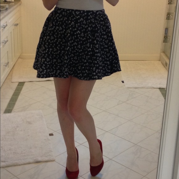 ✨SOLD✨Adorable floral miniskirt with exposed zip - Picture 3 of 4