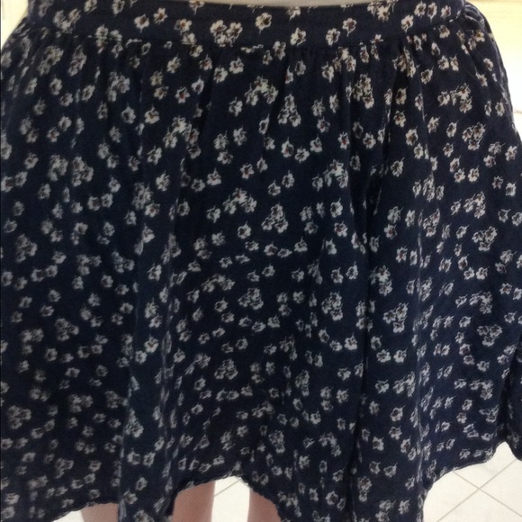 ✨SOLD✨Adorable floral miniskirt with exposed zip - Picture 4 of 4