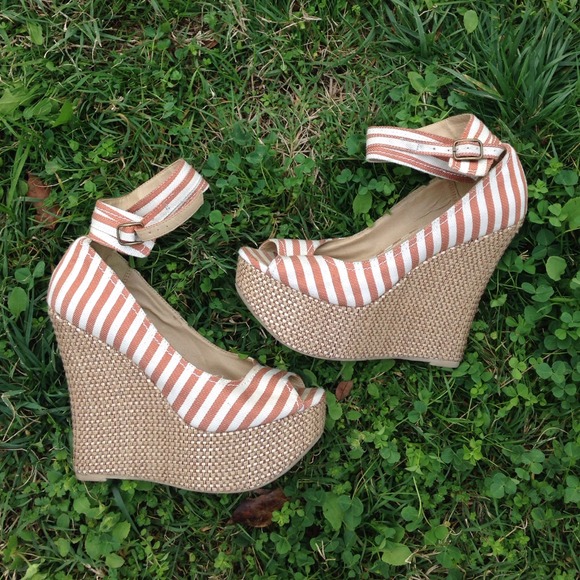 2 Lips Too Shoes - 👍REDUCED👍Striped Beige&White Buckled Wedges!