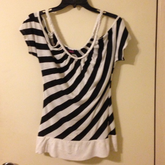 Cute striped top.