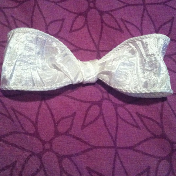 Handmade white bow - Picture 1 of 1