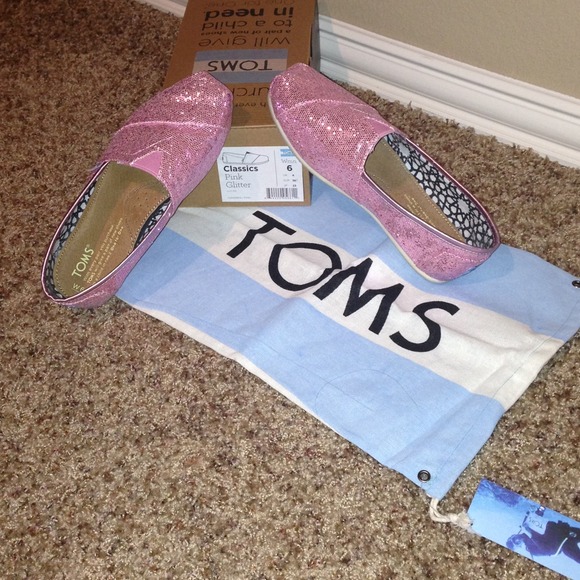 TOMS Shoes - SOLD🎀🎀Classic Toms Pink Glitter