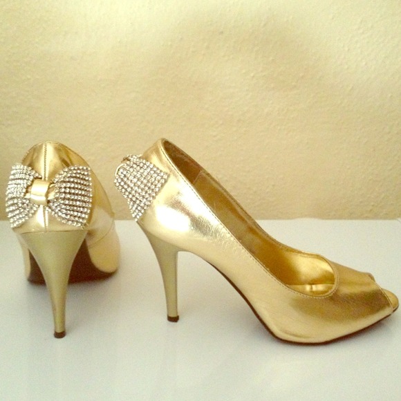 Metallic gold Peep-toe heels