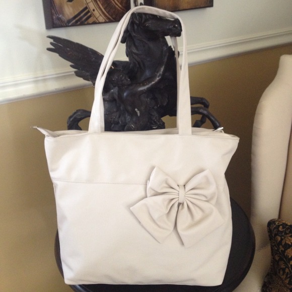 Handbags - Bone colored bow detail purse 🎀