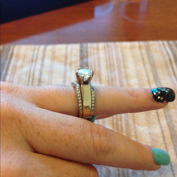 Beautiful engagement ring! - Picture 2 of 4