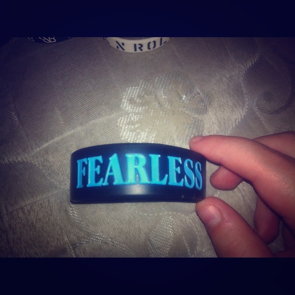 ❗❗bundled❗❗FEARLESS Rubber wristband